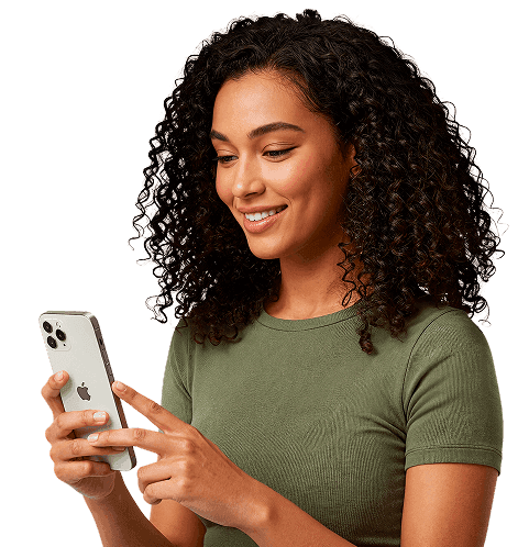 Mulher sorrindo com celular - OdontoCompany